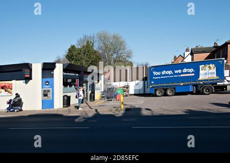 Una filiale di Tesco Express a Southborough, Kent, Regno Unito., Tesco Express è un minimarket più piccolo con il marchio Tesco. Foto Stock