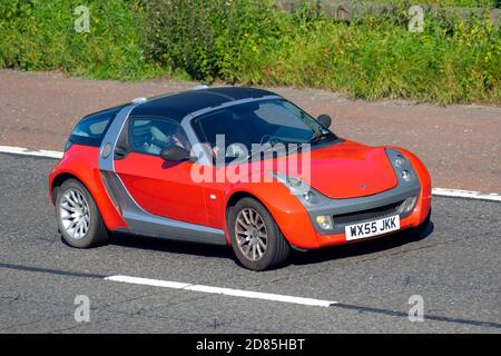 2005 Red Silver MCC Smart Roadster 80Bhp Auto; traffico veicolare, veicoli in movimento, automobili, veicoli che guidano su strade del Regno Unito, motori, motori sulla rete stradale dell'autostrada M6 UK. Foto Stock