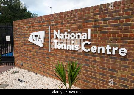 Ingresso con cartello/logo/segnaletica aggiornata per l'LTA presso il National Tennis Center, Priory Lane, Roehampton. Londra. UK (122) Foto Stock