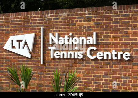 Ingresso con cartello/logo/segnaletica aggiornata per l'LTA presso il National Tennis Center, Priory Lane, Roehampton. Londra. UK (122) Foto Stock