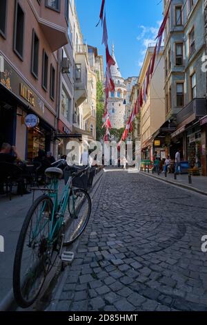 Bicicletta sulla strada del quartiere della torre Galata a Istanbul, Turchia Foto Stock