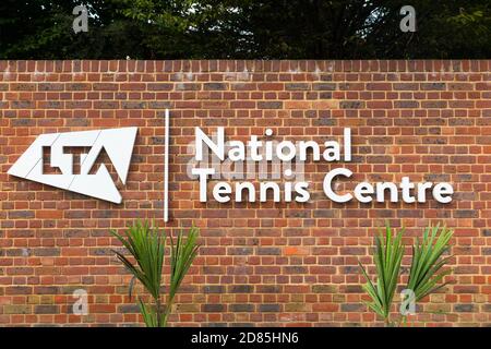 Ingresso con cartello/logo/segnaletica aggiornata per l'LTA presso il National Tennis Center, Priory Lane, Roehampton. Londra. UK (122) Foto Stock