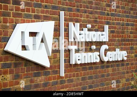 Ingresso con cartello/logo/segnaletica aggiornata per l'LTA presso il National Tennis Center, Priory Lane, Roehampton. Londra. UK (122) Foto Stock