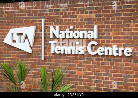 Ingresso con cartello/logo/segnaletica aggiornata per l'LTA presso il National Tennis Center, Priory Lane, Roehampton. Londra. UK (122) Foto Stock