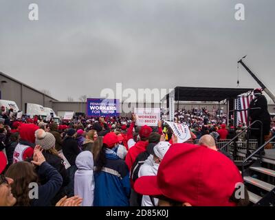 Allentown, PA / USA - 26 ottobre 2020: Tema lavoratori per Trump in un raduno Trump imballato in una giornata fredda e piovosa Foto Stock