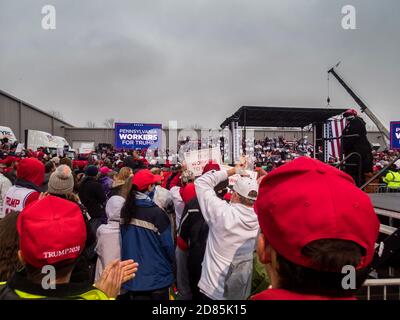 Allentown, PA / USA - 26 ottobre 2020: Tema lavoratori per Trump in un raduno Trump imballato in una giornata fredda e piovosa Foto Stock