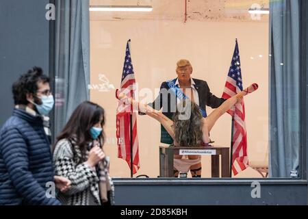 I REDATTORI NOTANO IL CONTENUTO DI UNA scultura recentemente installata intitolata "Trump and Miss Universe Sculpture" dell'artista Alison Jackson, che raffigura il presidente degli Stati Uniti Donald Trump, alla Soho Revue Gallery di Londra. Foto Stock