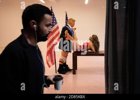 I REDATTORI NOTANO IL CONTENUTO DI UNA scultura recentemente installata intitolata "Trump and Miss Universe Sculpture" dell'artista Alison Jackson, che raffigura il presidente degli Stati Uniti Donald Trump, alla Soho Revue Gallery di Londra. Foto Stock