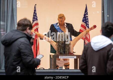 I REDATTORI NOTANO IL CONTENUTO DI UNA scultura recentemente installata intitolata "Trump and Miss Universe Sculpture" dell'artista Alison Jackson, che raffigura il presidente degli Stati Uniti Donald Trump, alla Soho Revue Gallery di Londra. Foto Stock