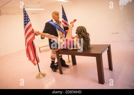 I REDATTORI NOTANO IL CONTENUTO DI UNA scultura recentemente installata intitolata "Trump and Miss Universe Sculpture" dell'artista Alison Jackson, che raffigura il presidente degli Stati Uniti Donald Trump, alla Soho Revue Gallery di Londra. Foto Stock