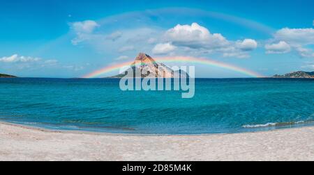 Isola di Tavolara arcobaleno in Sardegna Italia Foto Stock