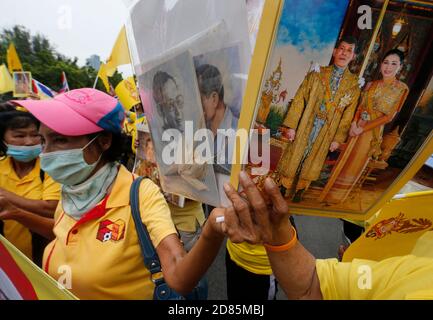 Bangkok, Thailandia. 27 Ott 2020. Pro-royalists che tiene ritratti al parco Lumpini durante la dimostrazione.Pro-royalists che indossa le camicie gialle mentre tiene i ritratti della famiglia reale tailandese durante un pro governo e pro-monarchia rally che chiedono la protezione della monarchia al parco Lumpini a Bangkok. Credit: SOPA Images Limited/Alamy Live News Foto Stock