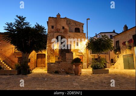 La cosiddetta "casa con gli occhi", Aliano, Basilicata, Italia Foto Stock