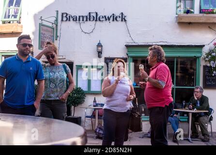 Persone all'aperto caffè con gelati, Whitby, Inghilterra, Regno Unito Foto Stock