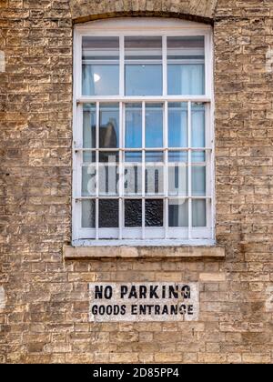 Un vecchio cartello d'ingresso senza parcheggio dipinto su Wall a Cambridge Regno Unito Foto Stock