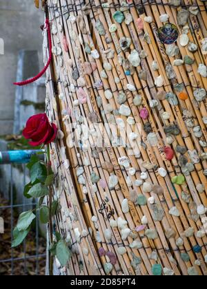 Albero decorativo nel cimitero di Pere Lachaise vicino alla tomba di Jim Morrison. Foto Stock