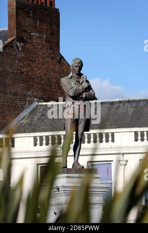 Ayr, Ayrshire, Scozia, Regno Unito. La statua del famoso poeta Ayrshire Robert Burns siede su un plinto all'estremità sud della città in un'area conosciuta come Burns statue Square.due volte all'anno le corone sono disposte alla statua per commorare il suo compleanno e la sua morte Foto Stock