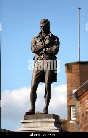 Ayr, Ayrshire, Scozia, Regno Unito. La statua del famoso poeta Ayrshire Robert Burns siede su un plinto all'estremità sud della città in un'area conosciuta come Burns statue Square.due volte all'anno le corone sono disposte alla statua per commorare il suo compleanno e la sua morte Foto Stock