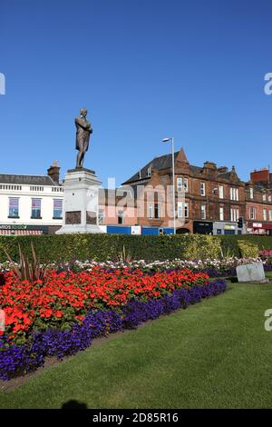 Ayr, Ayrshire, Scozia, Regno Unito. La statua del famoso poeta Ayrshire Robert Burns siede su un plinto all'estremità sud della città in un'area conosciuta come Burns statue Square.due volte all'anno le corone sono disposte alla statua per commorare il suo compleanno e la sua morte Foto Stock