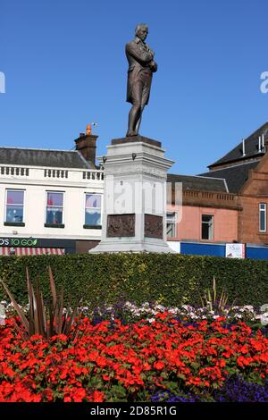 Ayr, Ayrshire, Scozia, Regno Unito. La statua del famoso poeta Ayrshire Robert Burns siede su un plinto all'estremità sud della città in un'area conosciuta come Burns statue Square.due volte all'anno le corone sono disposte alla statua per commorare il suo compleanno e la sua morte Foto Stock