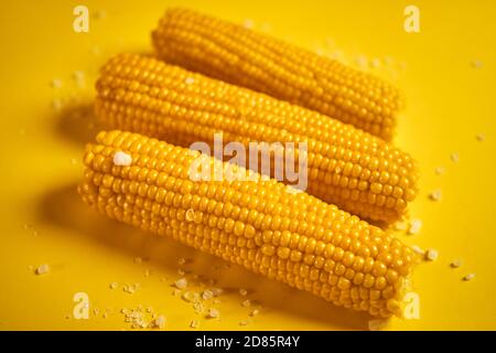 delizioso mais bollito dolce su sfondo giallo Foto Stock