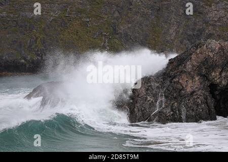 Grandi onde che batte le rocce a Sango Bay durante una tempesta, Durness, Sutherland, Scozia, Regno Unito Foto Stock