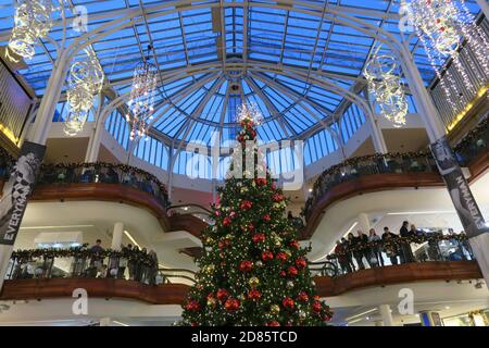 Albero di Natale e decorazioni natalizie nel centro commerciale Princess Square, Glasgow, Scozia, Regno Unito Foto Stock