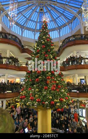 Albero di Natale e decorazioni natalizie nel centro commerciale Princess Square, Glasgow, Scozia, Regno Unito Foto Stock