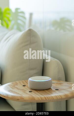 VIENNA, AUSTRIA - Ottobre 26 : un Amazon Alexa Echo bianco su un piccolo tavolo laterale in legno con un divano bianco sullo sfondo Foto Stock