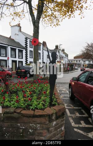 Moffat, Dumfrieshire, Scozia, Regno Unito. Esposizione commemorativa della prima guerra mondiale fuori da un negozio del villaggio, 100yrs dalla fine del WW1. Silhouette di soldato in piedi guardia Foto Stock