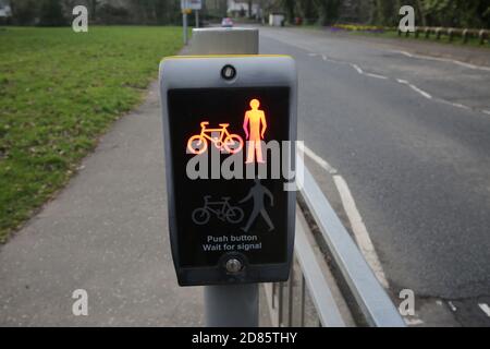 Scozia, Ayrshire, Alloway, attraversamento pedonale, traversata Pelican che mostra uomo e bicicletta Foto Stock