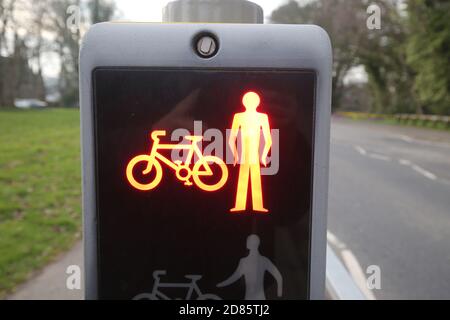 Scozia, Ayrshire, Alloway, attraversamento pedonale, traversata Pelican che mostra uomo e bicicletta Foto Stock