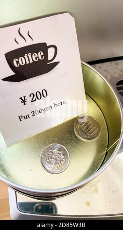 Prezzo del caffè giapponese e monete di yen Foto Stock