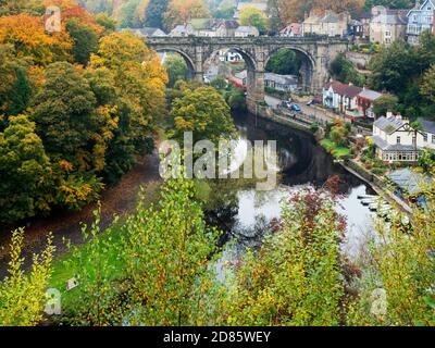 Viadotto ferroviario storico sul fiume Nidd in autunno a. Knaresborough North Yorkshire Yorkshire Inghilterra Foto Stock