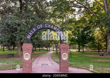 OLE Mississippi, sede della Walk of Champions, dove la squadra di calcio entra nel Grove prima delle partite in casa presso la University of Mississippi, Oxford, Mississippi, USA. Foto Stock