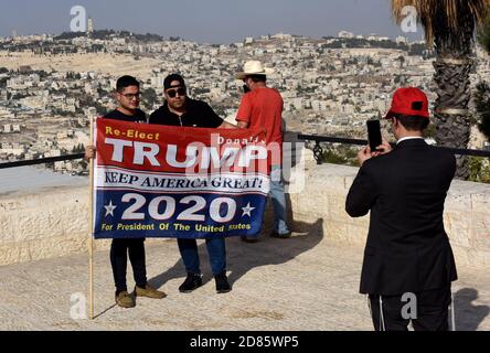 Gerusalemme, Israele. 27 Ott 2020. I sostenitori israeliani del presidente degli Stati Uniti Donald Trump hanno un banner in occasione di un raduno della campagna di Trump a Gerusalemme, martedì 27 ottobre 2020. Foto di Debbie Hill/UPI Credit: UPI/Alamy Live News Foto Stock