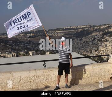 Gerusalemme, Israele. 27 Ott 2020. Un sostenitore israeliano del presidente degli Stati Uniti Donald Trump promana una bandiera durante un raduno della campagna di Trump a Gerusalemme, martedì 27 ottobre 2020. Foto di Debbie Hill/UPI Credit: UPI/Alamy Live News Foto Stock