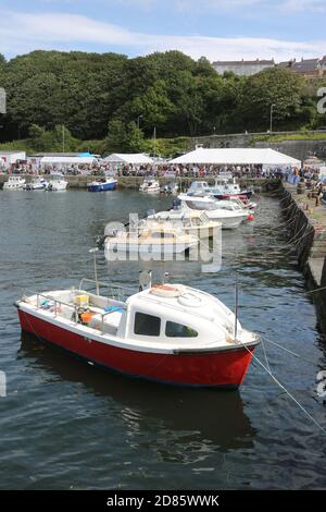 Dunure, South Ayrshire, Scozia , Regno Unito situato sulla costa del Firth di Clyde, ed è vicino a Maybole, a sud di Ayr. In estate si tiene ogni anno un festivale habourside. È stato uno dei primi luoghi di ripresa utilizzati per la stagione Outlander 3, essendo stato utilizzato più volte. È stato utilizzato anche nella stagione 4, apparendo nell’episodio 7, ‘Down the Rabbit Hole’. Si trova anche sull'Ayrshire Coastal Path. Foto Stock