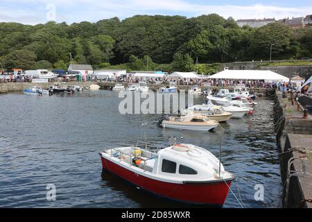 Dunure, South Ayrshire, Scozia , Regno Unito situato sulla costa del Firth di Clyde, ed è vicino a Maybole, a sud di Ayr. In estate si tiene ogni anno un festivale habourside. È stato uno dei primi luoghi di ripresa utilizzati per la stagione Outlander 3, essendo stato utilizzato più volte. È stato utilizzato anche nella stagione 4, apparendo nell’episodio 7, ‘Down the Rabbit Hole’. Si trova anche sull'Ayrshire Coastal Path. Foto Stock