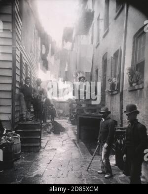 Foto d'epoca Jacob August Riis - Bandits' Roost, 59 1 2 Mulberry Street NYC, New York City. 1888. Foto Stock