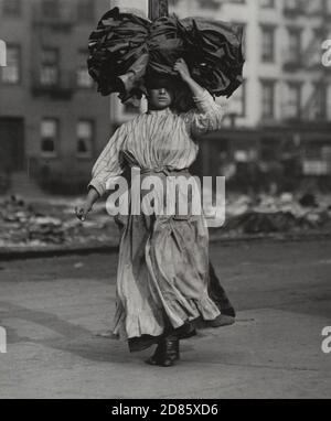 Foto d'epoca, Lewis W. Hine - on the Bowery, New York City 1909 Foto Stock