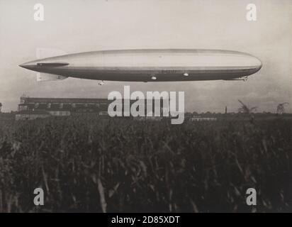 Vintage photo Zeppelin: L Z 127 in volo dall'album L Z 127 Graf Zeppelin Foto Stock