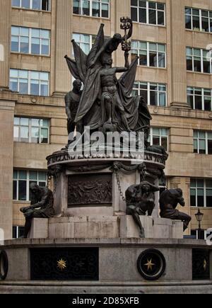 Il Monumento Nelson, nella piazza dietro il Municipio di Liverpool, con i suoi vergognosi legami con la schiavitù Foto Stock