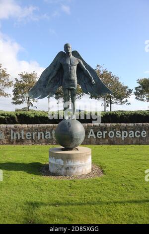 Prestwick , Ayrshire. Scozia, 30 luglio 2019 Statua di Icarus all'ingresso dell'Aeroporto Internazionale di Glasgow Prestwick ... La statua alta otto piedi della leggenda greca Credit: Alister Firth Foto Stock