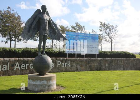 Prestwick , Ayrshire. Scozia, 30 luglio 2019 Statua di Icarus all'ingresso dell'Aeroporto Internazionale di Glasgow Prestwick ... La statua alta otto piedi della leggenda greca Credit: Alister Firth Foto Stock