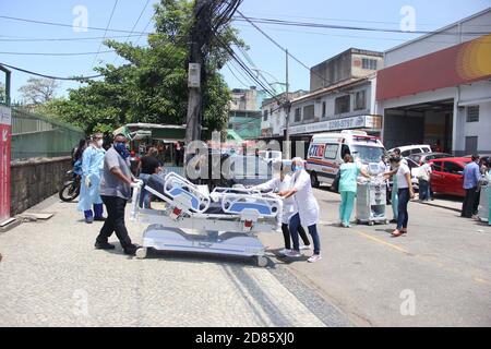 Rio de Janeiro, Rio de Janeiro, Brasile. 27 Ott 2020. (INT) Ospedale Federale Bonsucesso a Rio de Janeiro sul fuoco . 27 ottobre 2020, Rio de Janeiro, Brasile: Un incendio colpisce l'Ospedale Federale Bonsucesso, nella zona settentrionale di Rio de Janeiro, questo Martedì mattina (27). I vigili del fuoco sono sul posto e stanno cercando di controllare le fiamme. Il fuoco è concentrato nell'edificio 1, dove l'emergenza è.Credit: Fausto Maia/Thenews2 Credit: Fausto Maia/TheNEWS2/ZUMA Wire/Alamy Live News Foto Stock