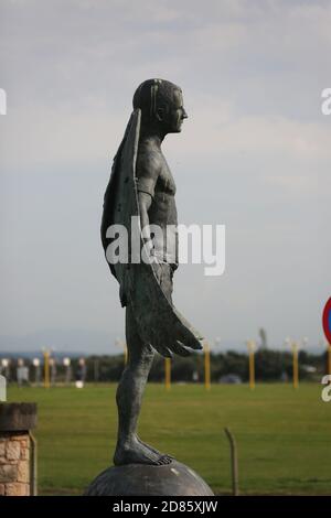 Prestwick , Ayrshire. Scozia, 30 luglio 2019 Statua di Icarus all'ingresso dell'Aeroporto Internazionale di Glasgow Prestwick ... La statua alta otto piedi della leggenda greca Credit: Alister Firth Foto Stock