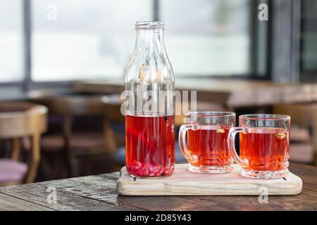Bacca kombucha drink e bicchieri su tavolo di legno. Bevanda fermentata sana con probiotici Foto Stock