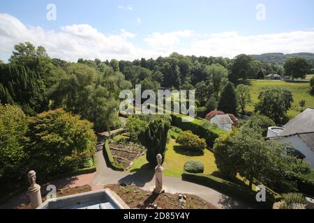 Burns Monument, Alloway, South ayrshire Scotland, 22 luglio 2019. Il Monumento Burns e i Memorial Gardens si trovano su un sito in pendenza sulla riva nord del fiume Doon che si affaccia sul Briga o' Doon. Il Monumento e i Giardini sono sotto l'ombrello del Robert Burns Birthplace Museum. Gestito dal National Trust per la Scozia, View verso il ponte di Briga o Doon Foto Stock