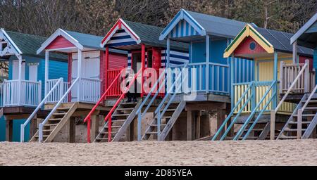 Colorate capanne sulla spiaggia, Wells Next the Sea, Norfolk, Regno Unito Foto Stock